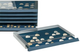 Médailliers PRESTIGE à cases carrées inclinées pour monnaies avec ou sans capsule 