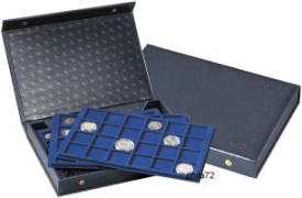 Coffret numismatique TABLO en simili cuir avec 4 plateaux cases carrées pour 128 monnaies jusqu'à 33, 47 mm 